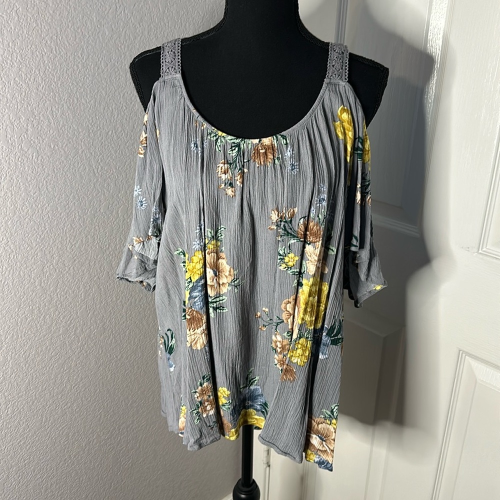 Torrid Gray Floral Cold Shoulder Top - Size 2/2X